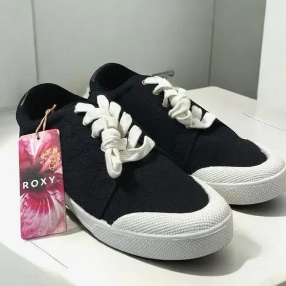 NWT! Roxy Pierview Black Canvas Lace Up Low Top Cushion Sneaker Size 10 No Box